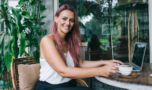 Mulher Adulta Atraente Com Cabelo Rosa Bebendo Café Perfumado Bom — Fotografia de Stock