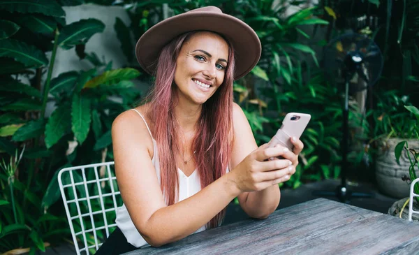 Sorrindo Muito Elegante Mulher Adulta Roupa Verão Chapéu Rosa Sentado — Fotografia de Stock