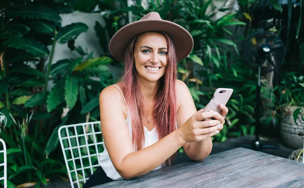 Cheerful Gorgeous Stylish Adult Female Casual Wear Trendy Hat Sitting — Stock Photo, Image