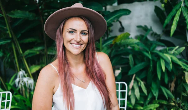 Gülümseyen Bronz Tenli Şapkalı Güzel Bir Kadın Tatilde Tropikal Bahçede — Stok fotoğraf