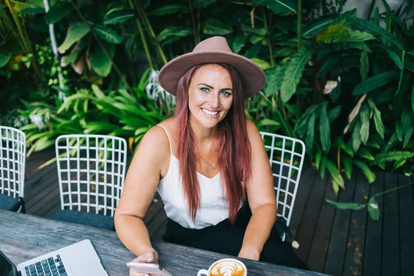 Saçı Boyalı Neşeli Bir Kadın Masada Bir Kupa Taze Kahveyle — Stok fotoğraf