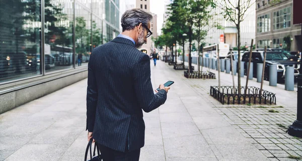 Vista Trasera Del Hombre Éxito Elegante Traje Negocios Rayas Oscuras — Foto de Stock