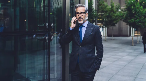 Attractive Fashionable Gray Businessman Beard Stylish Dark Business Suit Talking — Stock Photo, Image