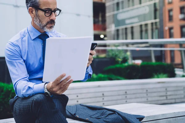 Guapo Hombre Negocios Mediana Edad Gafas Usando Teléfono Celebración Papeles — Foto de Stock