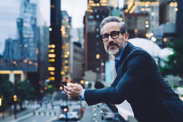 Hübscher Mann Mittleren Alters Brille Und Businessanzug Der Sein Telefon — Stockfoto