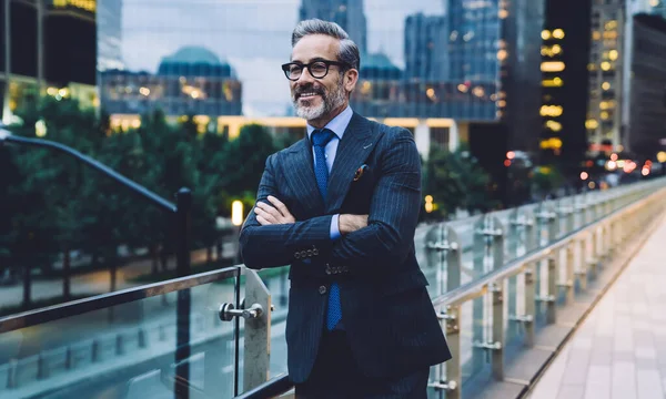 Sorrindo Bonito Homem Meia Idade Óculos Terno Negócios Com Braços — Fotografia de Stock