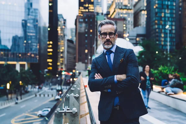 Schöner Reifer Mann Brille Und Business Anzug Mit Verschränkten Armen — Stockfoto