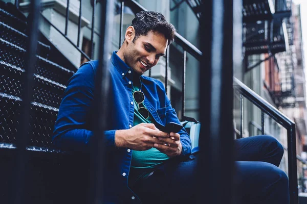 Jovem Homem Moda Feliz Camisa Azul Refrigeração Alpendre Metal Rua — Fotografia de Stock