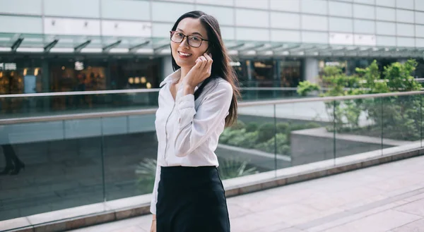 Junge Schöne Fröhliche Asiatin Mit Brille Spricht Auf Modernem Smartphone — Stockfoto