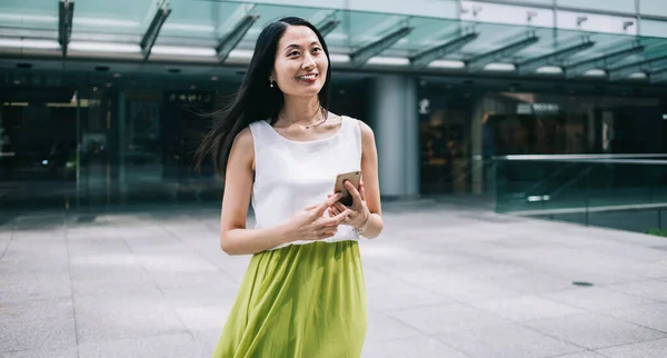 Beyaz Bluzlu Limonlu Etekli Neşeli Asyalı Kadın Modern Ofis Binasının — Stok fotoğraf