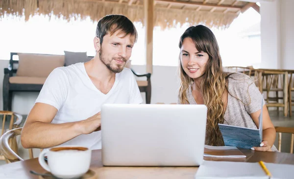 Hombre Guapo Usando Ordenador Portátil Mujer Joven Bonita Sosteniendo Cuaderno — Foto de Stock