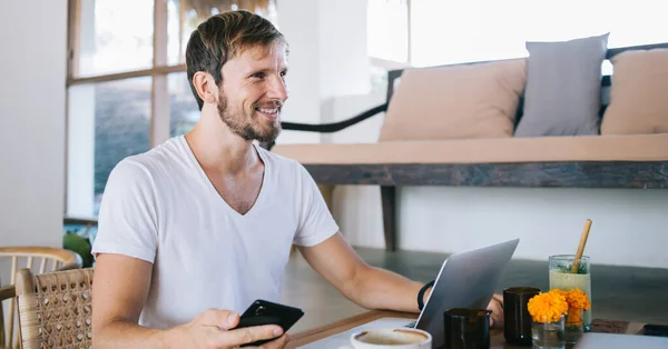 Glücklicher Männlicher Digitaler Nomade Mit Mobiltelefon Der Hand Der Sich — Stockfoto