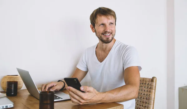 Alegre Barbudo Freelancer Masculino Con Camisa Blanca Sentado Mesa Madera — Foto de Stock