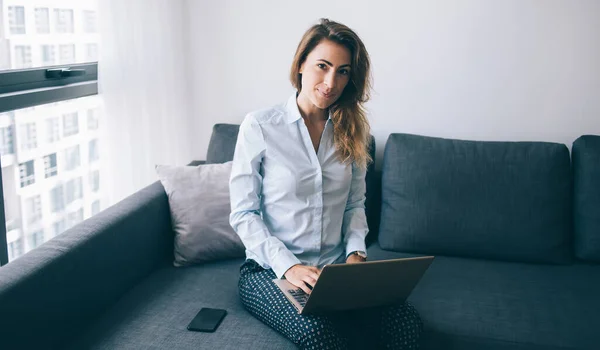 Söt Kvinnlig Frilansare Blå Kontorströja Sitter Bekväm Soffa Hemma Med — Stockfoto