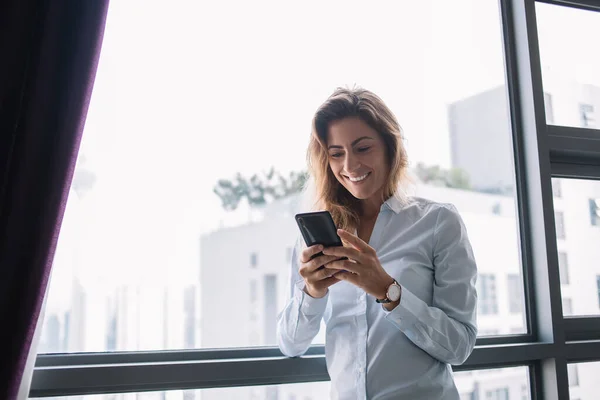 Adulto Bela Fêmea Moderna Camisa Branca Conversando Telefone Celular Sorrindo — Fotografia de Stock