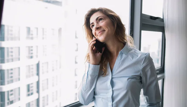 Junge Erwachsene Attraktive Fröhliche Dame Weißen Hemd Die Telefoniert Steht — Stockfoto