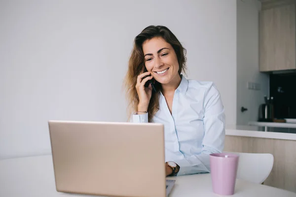 Junge Brünette Hemd Sitzt Weißen Schreibtisch Mit Tasse Und Lächelt — Stockfoto