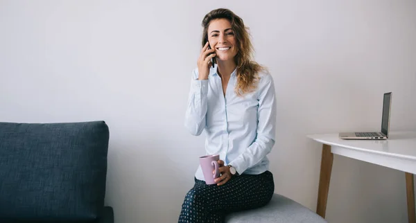 Jovem Senhora Bonita Sorrindo Sentado Com Pernas Cruzadas Segurando Copo — Fotografia de Stock