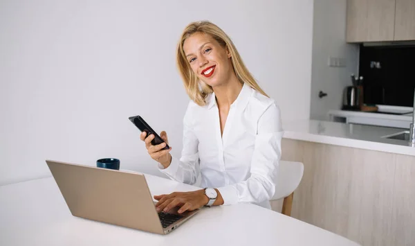 Junge Mitarbeiterin Mit Blonden Haaren Sitzt Mit Laptop Schreibtisch Und — Stockfoto