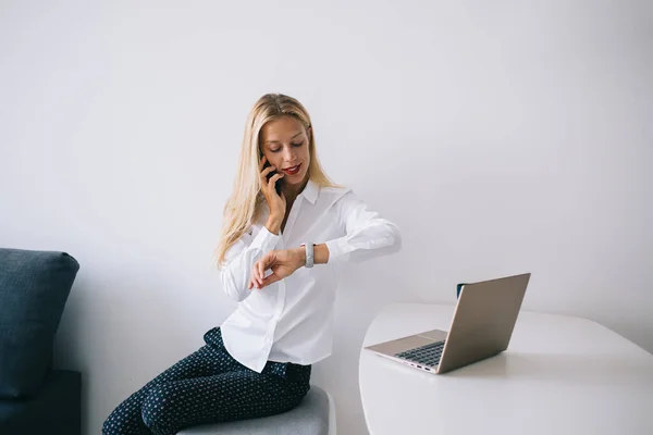 Concentré Sérieux Jeune Femme Blonde Assise Table Blanche Chemisier Parlant — Photo