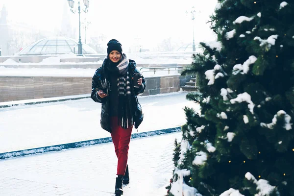 Sorrindo Jovem Senhora Roupas Inverno Com Copo Papel Telefone Andando — Fotografia de Stock