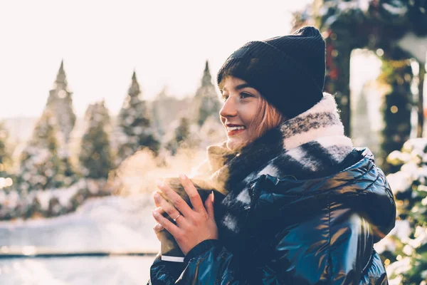 Vista Lateral Jovem Mulher Sorridente Feliz Livre Tempo Frio Admirando — Fotografia de Stock