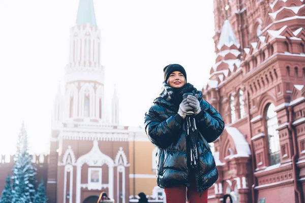 Baixo Satisfeito Jovem Mulher Escuro Casaco Inverno Oversize Perto Edifícios — Fotografia de Stock