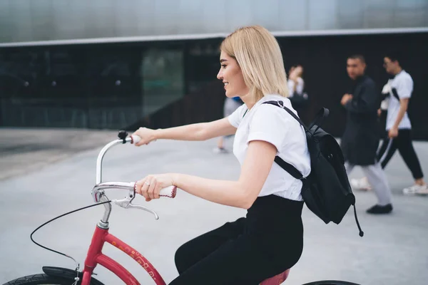 Vista Laterale Del Sorriso Adulto Bionda Ciclista Femminile Abito Casual — Foto Stock