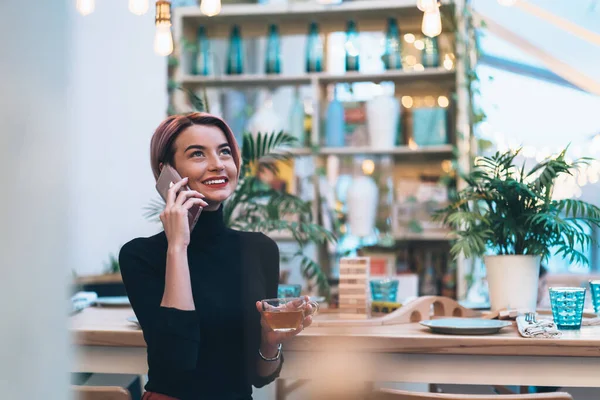 Belle Femme Adulte Souriante Col Roulé Décontracté Noir Assise Dans — Photo