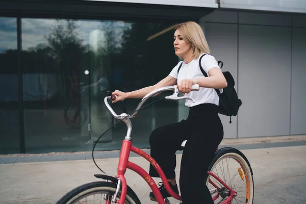 Вид Сбоку Очаровательной Блондинки Повседневной Одежде Маленьким Рюкзачком Велосипеде Фоне — стоковое фото