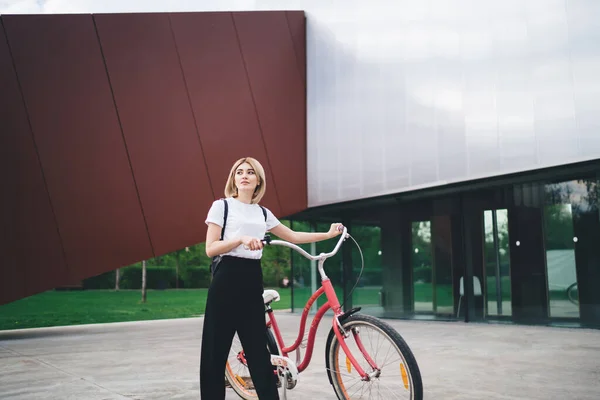 Задумчивая Стильная Молодая Блондинка Повседневной Одежде Сумкой Стоящей Винтажном Велосипеде — стоковое фото