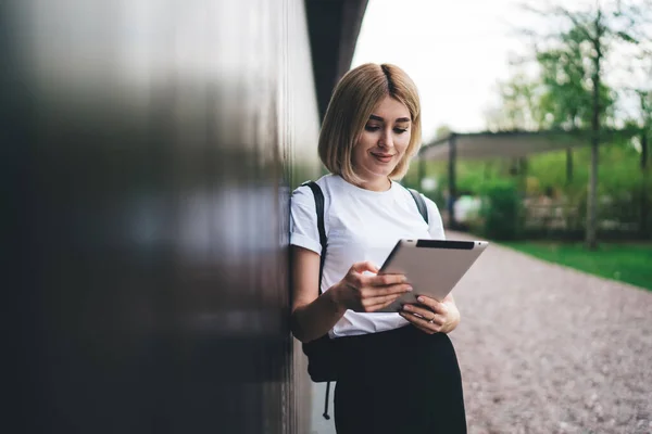 Nowoczesny Casual Blondynka Kobieta Ubrana Białą Koszulę Surfing Tabletki Wiadomości — Zdjęcie stockowe