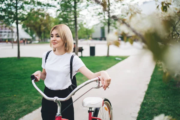 Från Ovan Glad Ung Blond Kvinna Casual Outfit Och Med — Stockfoto