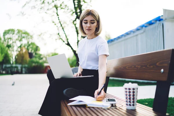 公園のベンチに座っている自信と魅力的な女性やソーシャルメディアでのメッセージコーヒーブレイク中にノートに書いている間 — ストック写真