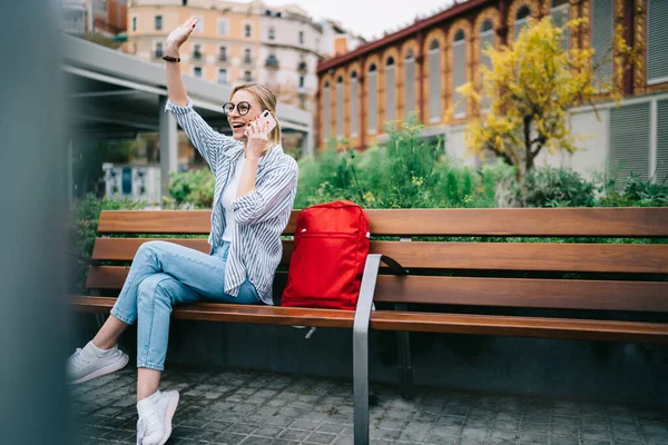 Radostná Mladá Žena Ležérní Oblečení Sedí Blízkosti Červeného Batohu Dřevěné — Stock fotografie