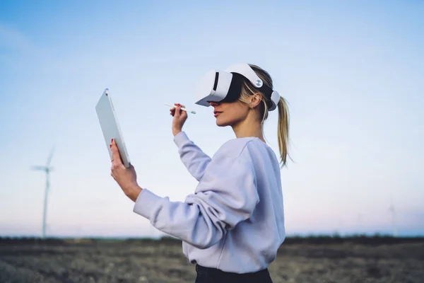 Seitenansicht Einer Jungen Blonden Frau Die Digitale Virtuelle Realität Genießt — Stockfoto