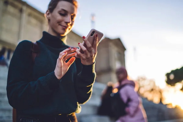 Miękkie Skupienie Dołu Smartfona Jest Używane Przez Niewyraźne Kobiety Zielonym — Zdjęcie stockowe