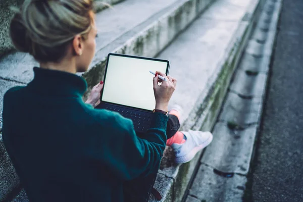 Bakvendt Bilde Millennial Kvinne Med Elektronisk Stylus Tegne Skisse Moderne – stockfoto