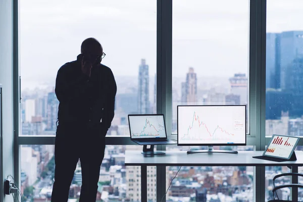 Hedendaagse Man Werkt Het Kantoor Met Gadgets Het Bureaublad Met — Stockfoto