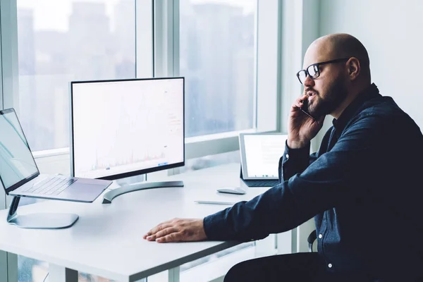 Uomo Calvo Adulto Occhiali Seduto Tavolo Lavoro Con Computer Laptop — Foto Stock