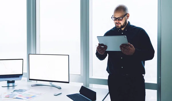 Moderne Kale Man Bril Kijken Tablet Tijdens Het Werken Kantoor — Stockfoto