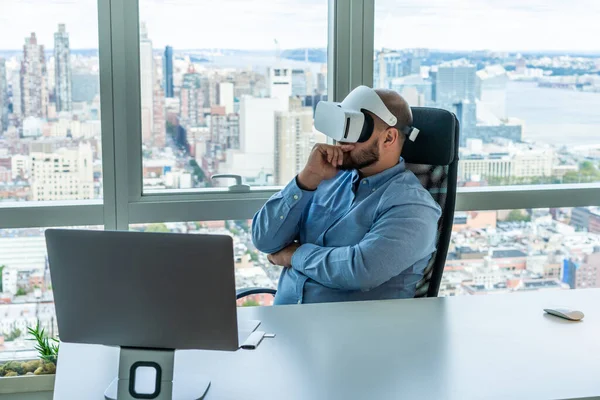 Άνθρωπος Φοράει Γυαλιά Εικονικής Πραγματικότητας Ενώ Κάθεται Στο Τραπέζι Του — Φωτογραφία Αρχείου
