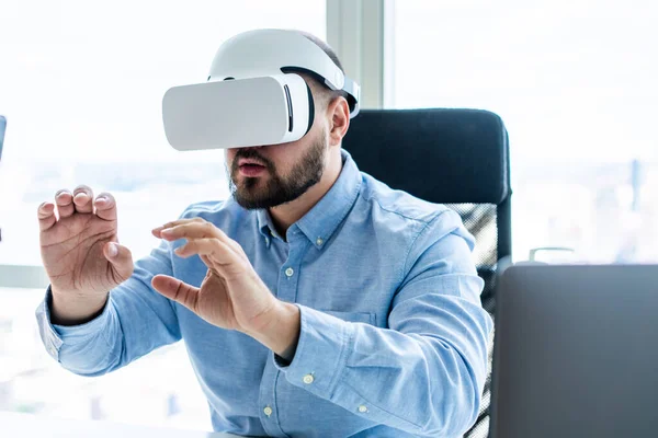 Focused Adult Man Wearing Contemporary Goggles While Gesturing Using Invisible — Stock Photo, Image