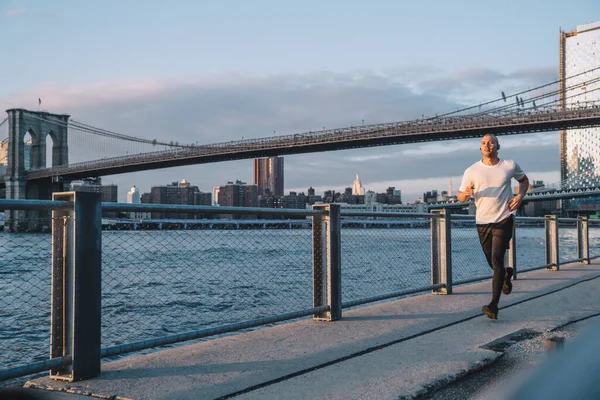 Jovem Forte Bonito Sério Macho Confortável Sportswear Modernos Fones Ouvido — Fotografia de Stock