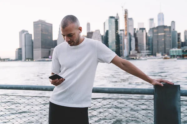 Jovem Sorridente Étnico Sorridente Homem Camisa Branca Ouvindo Música Fones — Fotografia de Stock