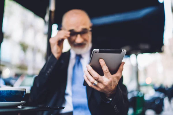 Hombre Edad Traje Negocios Con Pelo Corto Barba Sentado Escritorio —  Fotos de Stock