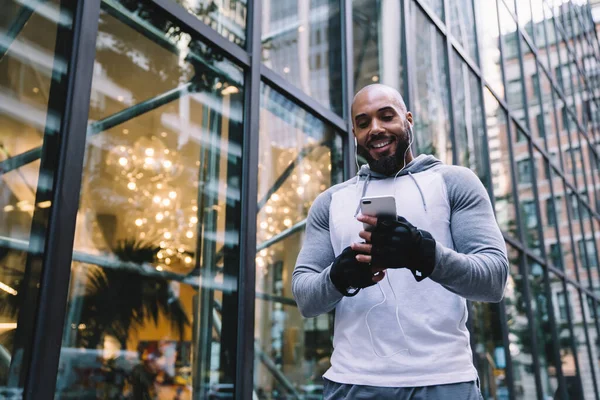 Ángulo Bajo Para Sonreír Hombre Afroamericano Deporte Disfrutando Música Usando — Foto de Stock