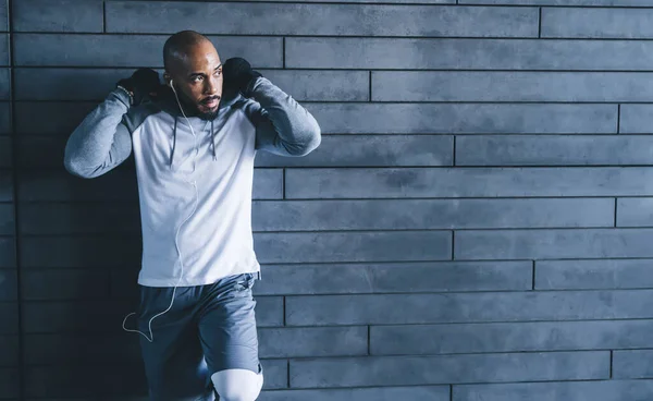 Ethnic Bald Bearded Sportsman Grey Sportswear White Earphones Black Backpack — Stock Photo, Image