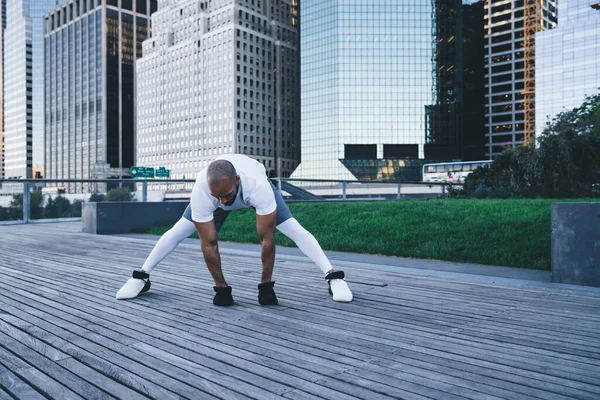 Atletisk Stark Afroamerikansk Man Sportkläder Stretching Ben Med Koncentration Trä — Stockfoto