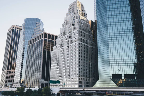 Güneşli Bir Günde Modern Metropolitan Şehrinin Şehir Merkezinde Yol Kenarında — Stok fotoğraf